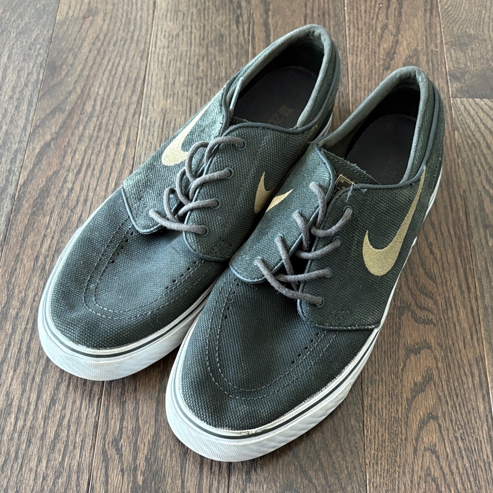 Nike Men's Green Sneakers with Gold Accents